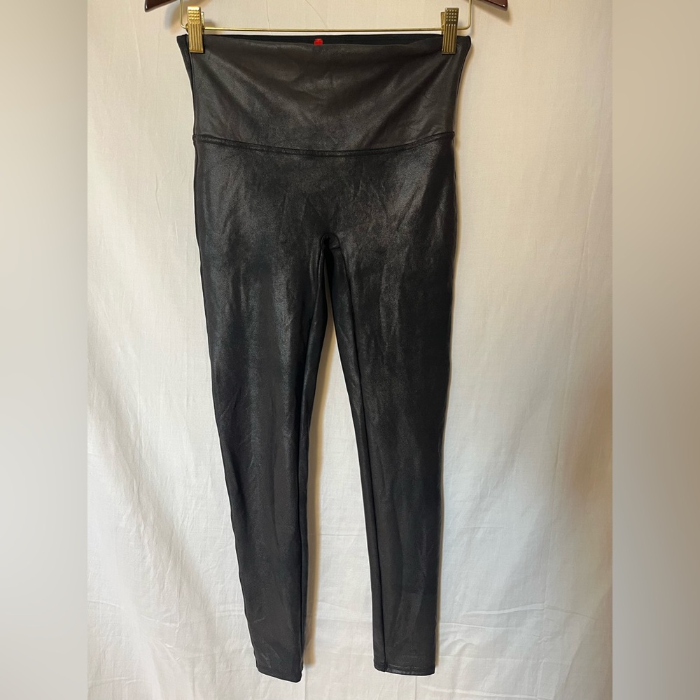 Preowned- SPANX Faux Leather Metallic Black Leggings in Large Petite Size